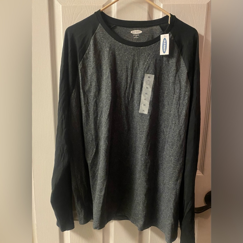 Old Navy Men's Gray and Black Long Sleeve Tee